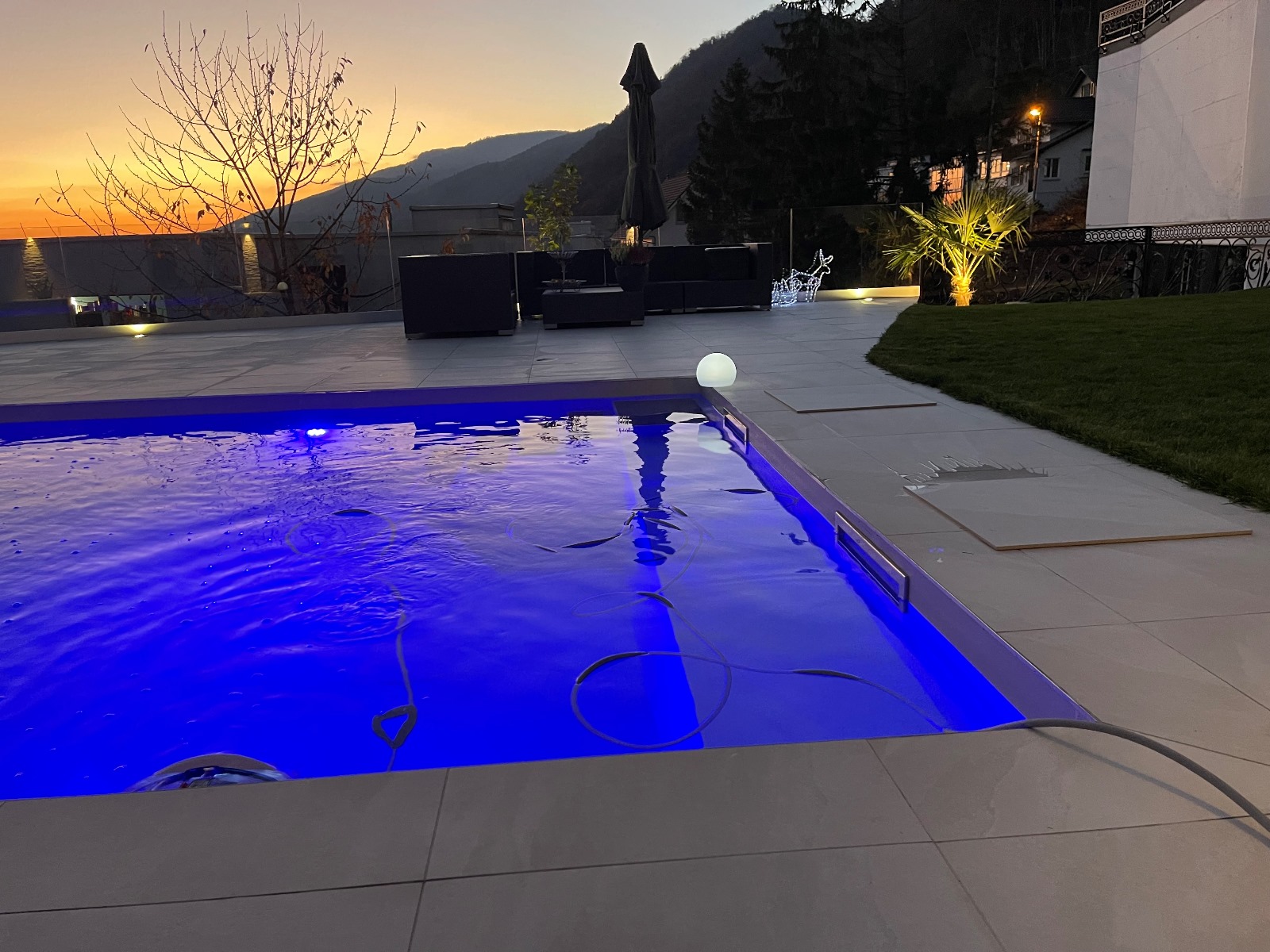 Poolbereich bei Abendstimmung